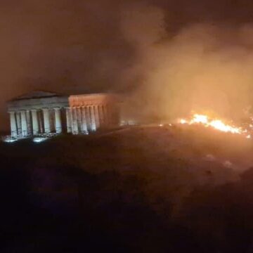 Incendio al Parco archeologico di Segesta, Schifani e Scarpinato: «Grazie a un’attenta programmazione si è evitato il peggio»