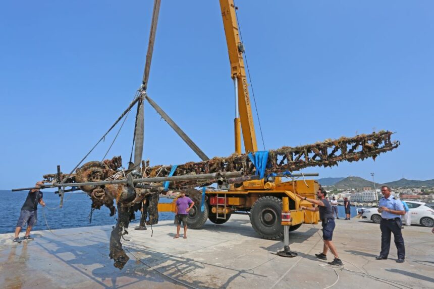 Pantelleria, recuperato dai fondali un aereo della seconda guerra mondiale. Scarpinato: «Testimonianza della nostra storia recente»