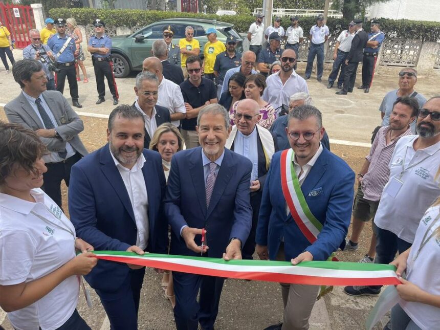 Il Ministro Musumeci inaugura il Museo dei rifiusti spiaggiati a Campomarino di Maruggio (Taranto) un’iniziativa del Comune e di Legambiente