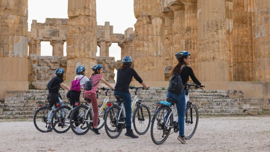 PARCO ARCHEOLOGICO DI SELINUNTE, 6 agosto. Prima domenica del mese. Ingresso gratuito nei siti. Inaugurati il nuovo bookshop e la caffetteria, Archeobike, teatro e musica tra i templi, l’accesso alla spiaggia. Visite guidate e Selinunte Highlights