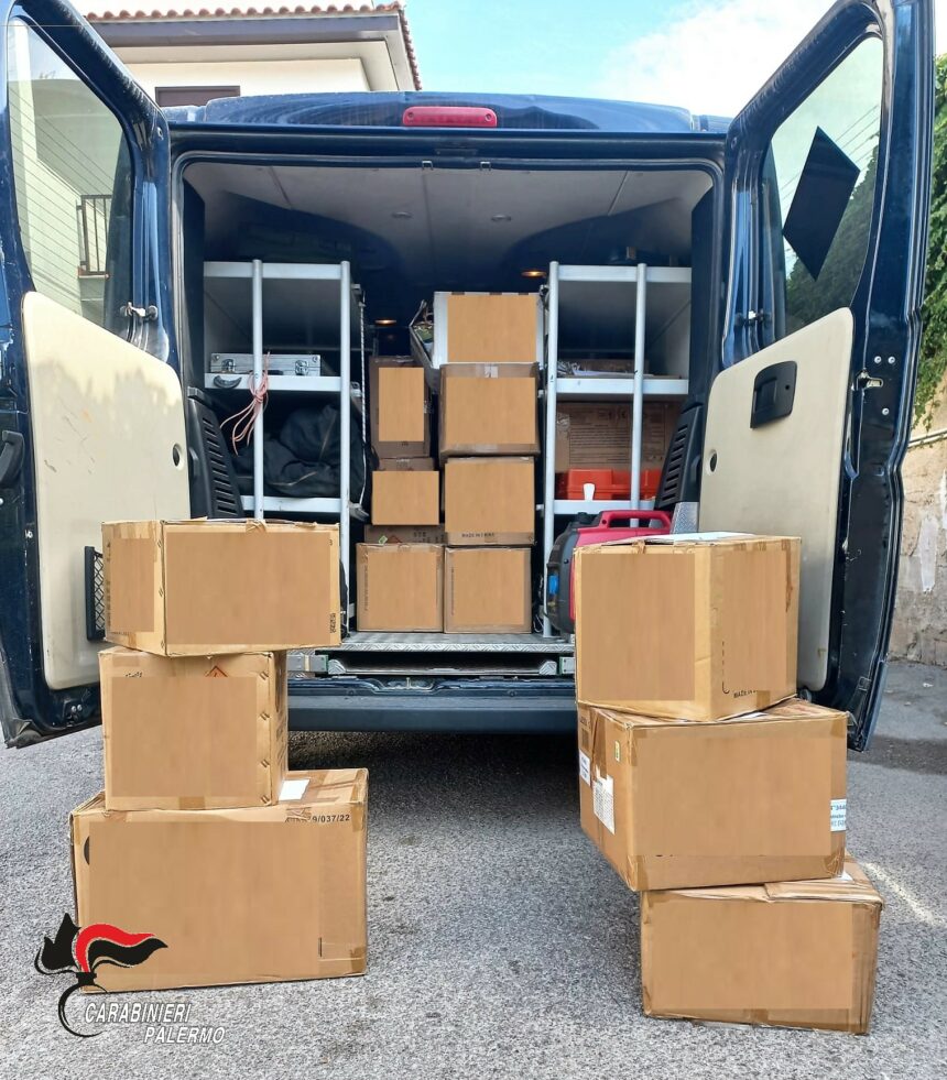DETENZIONE ILLEGALE DI ESPLOSIVISCATTANO LE MANETTE DEI CARABINIERI 