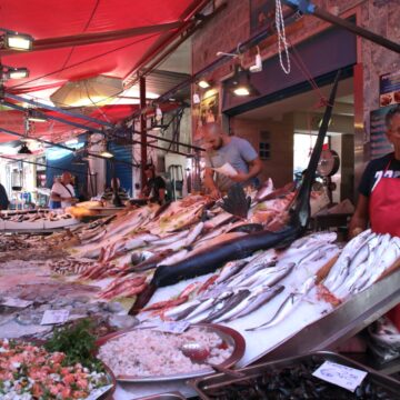 “Sicilia stupisci”: un viaggio tra storie di mare, reti e sapori antichi. Al termine menu di pesce azzurro per gli universitari