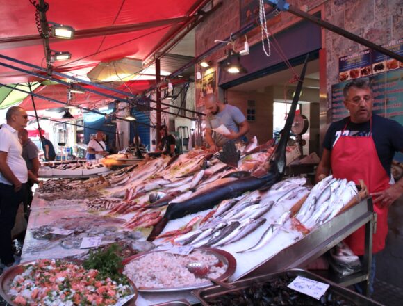 “Sicilia stupisci”: un viaggio tra storie di mare, reti e sapori antichi. Al termine menu di pesce azzurro per gli universitari “Sicilia stupisci”: un viaggio tra storie di mare, reti e sapori antichi. Al termine menu di pesce azzurro per gli universitari