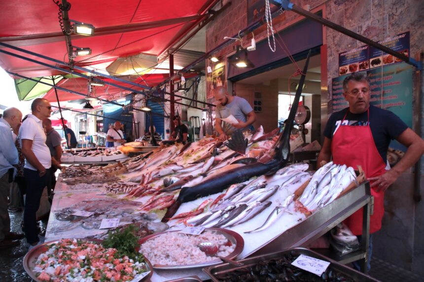 “Sicilia stupisci”: un viaggio tra storie di mare, reti e sapori antichi. Al termine menu di pesce azzurro per gli universitari