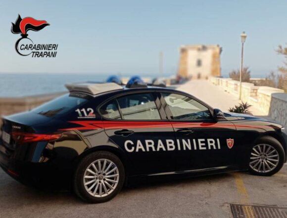 TRAPANI, FUMA UNA SIGARETTA DAL BALCONE DI CASA E VIENE RICONOSCIUTO. ARRESTATO LATITANTE DAI CARABINIERI TRAPANI, FUMA UNA SIGARETTA DAL BALCONE DI CASA E VIENE RICONOSCIUTO. ARRESTATO LATITANTE DAI CARABINIERI