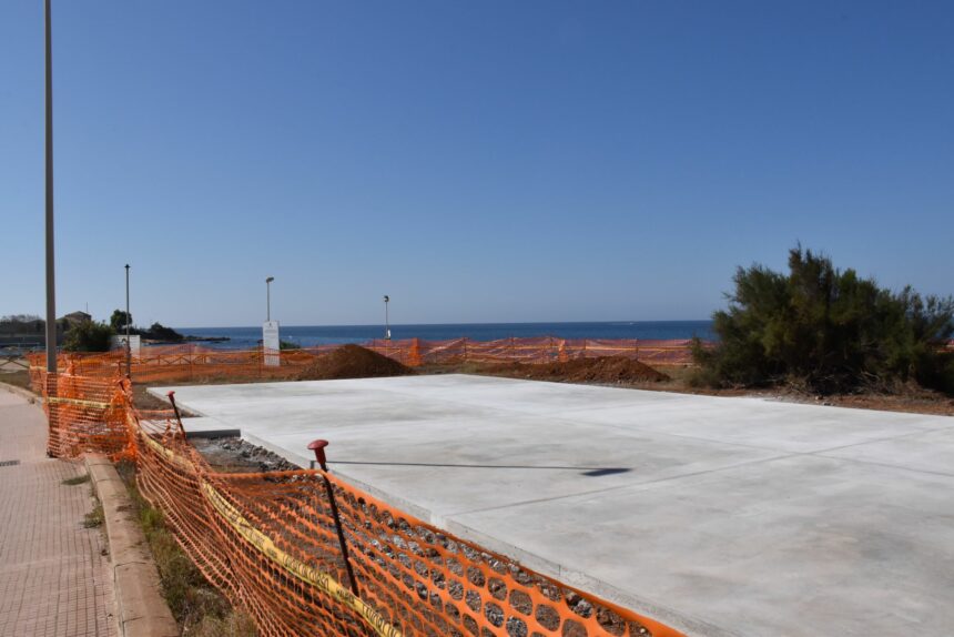 LUNGOMARE BOEO. STACCIONATA DANNEGGIATA IN PROSSIMITÀ DEI LAVORI PER IL NUOVO SKATE PARK. IL SINDACO GRILLO: “CONTINUEREMO A RENDERE SEMPRE PIÙ ACCOGLIENTE LA NOSTRA CITTÀ”