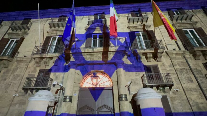 Solidarietà, la bandiera di Israele proiettata sulla facciata di Palazzo d’Orléans