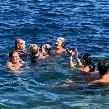 Traversata a nuoto da Formica a Favignana, il Comune premia gli atleti Bertolini e Chimieri. Modica: “Condividiamo il loro impegno per i più fragili di cui ci facciamo portavoce”