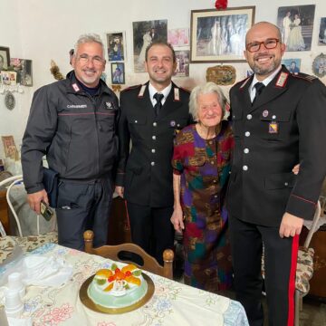 Favignana (TP): i Carabinieri festeggiano i 102 anni di Zia Rosina