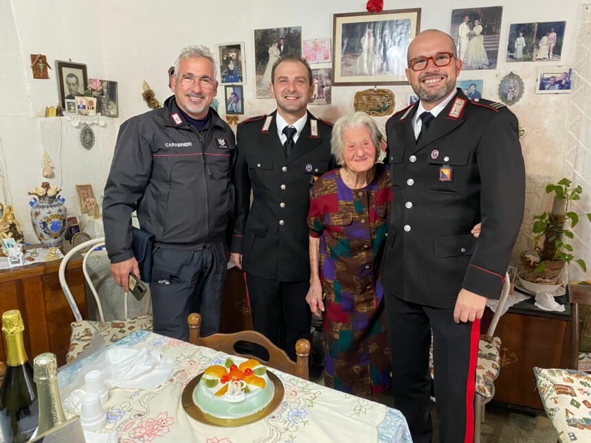 Favignana (TP): i Carabinieri festeggiano i 102 anni di Zia Rosina