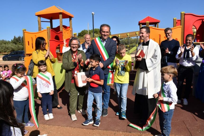 “UN SOGNO DIVENTA REALTÀ”. INAUGURATO IL NUOVO PARCO GIOCHI DI CONTRADA SAN LEONARDO, RICHIESTO DAI BAMBINI AL SINDACO GRILLO