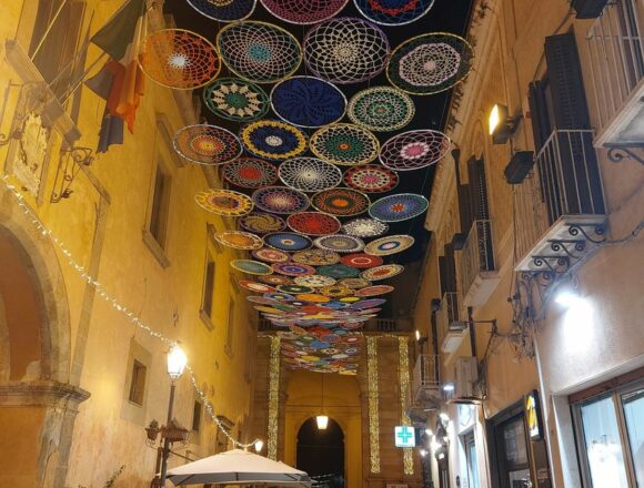 Marsala, tutti con il naso all’insù per ammirare i bellissimi cerchi mandala realizzati dall’Associazione Arte e Tradizione