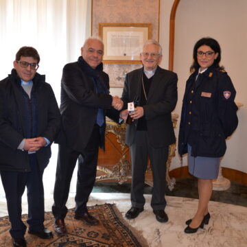 Il Questore di Trapani consegna l’ampolla con l’olio ricavato dagli ulivi del “Giardino della Memoria” di Capaci ai Vescovi delle Diocesi di Trapani e Mazara del Vallo