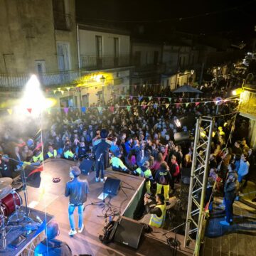 Blufi, è festa per la sagra del finocchietto. Tantissimi i visitatori e turisti in visita al borgo nelle Madonie