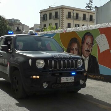 Palermo, prende a colpi di zappa il vicino